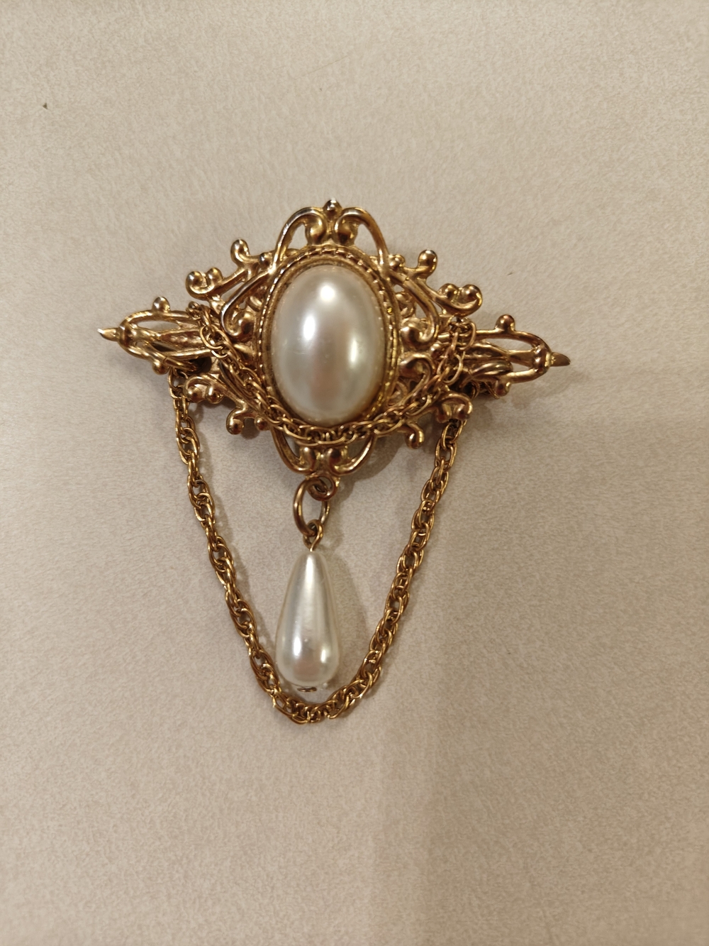 Vintage-style Gold-tone Filigree Design Brooch